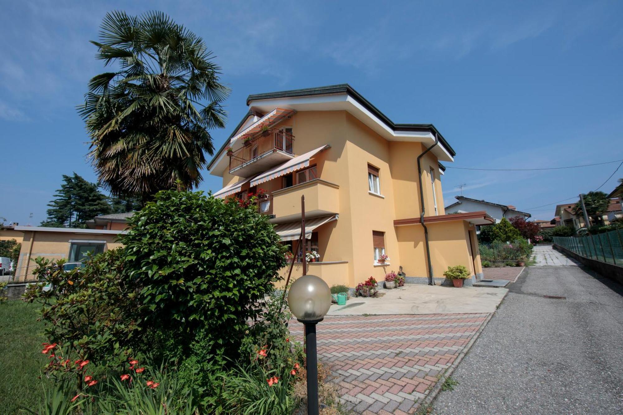 Silver Lake Apartment Angera Exterior foto